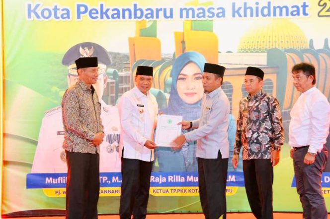 
					Photo Bersama Mufhlihun saat Silaturrahmi dengan MUI Kota Pekanbaru (sumber pekanbaru.go.id)