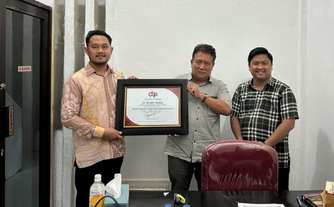 
					Direktur CV. Trijaya Tunggal, Singgih Dian Nugroho dan Direktur CV Tebas Jaya Perkasa, M Syafri Andika Luhung bersama Pimpinan Tim Advokat Didit Bayu Prasetyo.