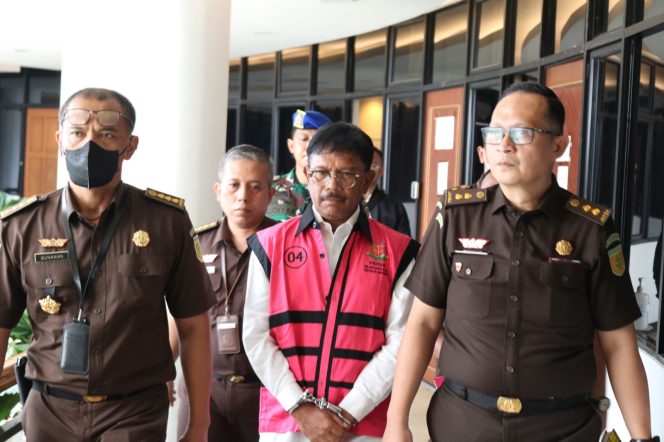 
					Tim Penyidik pada Direktorat Penyidikan Jaksa Agung Muda Bidang Tindak Pidana Khusus (JAM PIDSUS) menetapkan Menteri Komunikasi dan Informatika, JPG sebagai tersangka.