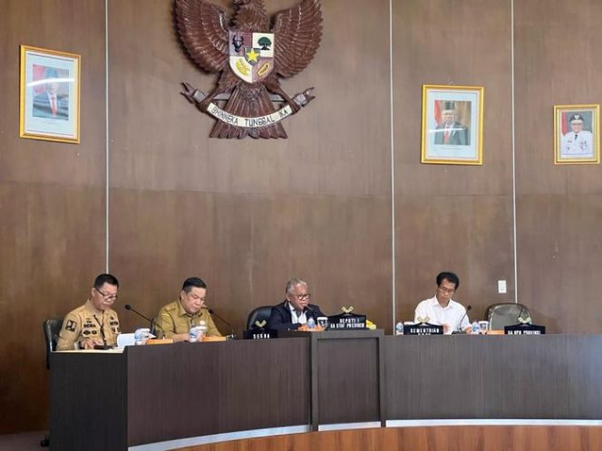 
					Deputi I Kepala Staf Kepresidenan, Febry Calvin Tetelepta saat memimpin Rapat Koordinasi Percepatan Pembangunan Jalan Tol Trans Sumatera (JTTS), di Kantor Gubernur Riau di Pekanbaru, Selasa (23/5/2023).