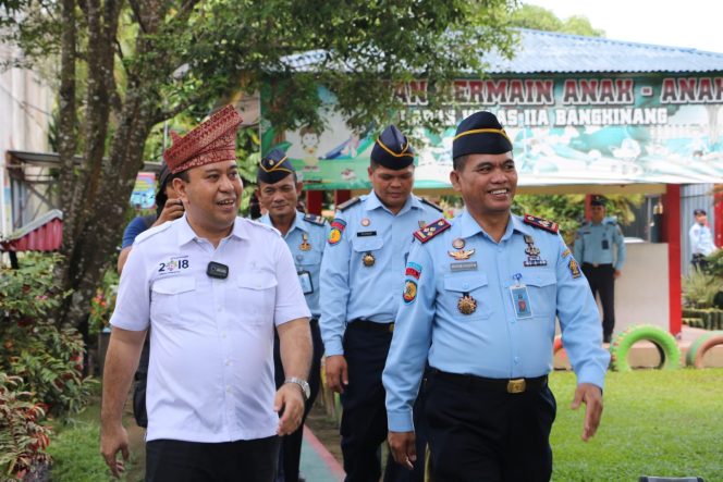 
					Staf Khusus Menkumham Bidang Transformasi Digital, Fajar B.S. didampingi oleh Kalapas Bangkinang Mishbahuddin.