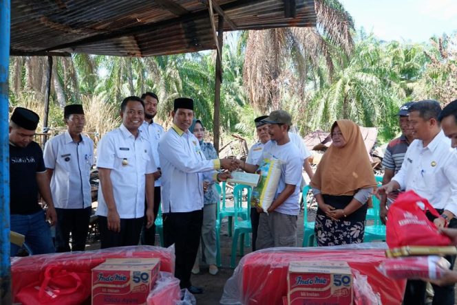 
					Sebagai Bentuk Perhatian Pemda, Wabup Rohil Kunjungi Korban Kebakaran Rumah dan Serahkan Bantuan