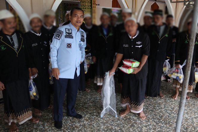 
					Kalapas Bangkinang Mishbahudin membagikan extra fooding dan perlengkapan khusus kelompok rentan bagi Warga Binaan.