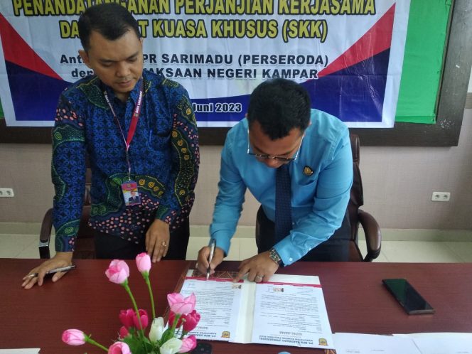 
					Kepala Kejaksaan Negeri Kampar, Sapta Putra bersama PT. Bank Perkreditan
Rakyat Sarimadu (PERSERODA) melakukan
Penandatanganan Perjanjian
Kerjasama dan Surat Kuasa Khusus (SKK) tentang Penanganan Masalah Hukum Bidang Perdata dan Tata Usaha Negara.