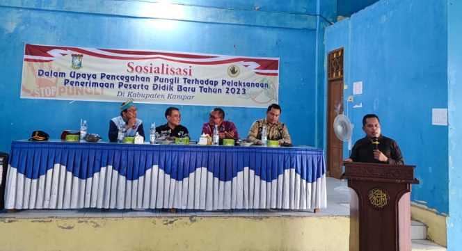 
					Kepala Seksi Pidana Khusus Kejaksaan Negeri Kampar, Marthalius menjadi narasumber pada kegiatan sosialisiasi upaya pencegahan pungli terhadap pelaksanaan penerimaan peserta didik baru (PPDB) tahun 2023.