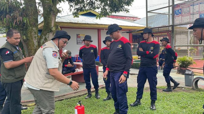 
					BPBD Kabupaten Kampar Berikan pembekalan dalam penanggulangan bencana kebakaran kepada peserta FMD Lapas IIA Bangkinang.