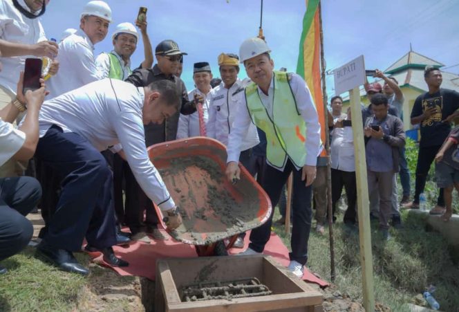 
					Segera Terealisasi, Bupati Rohil Laksanakan Peletakan Batu Pertama Pembangunan Jembatan
