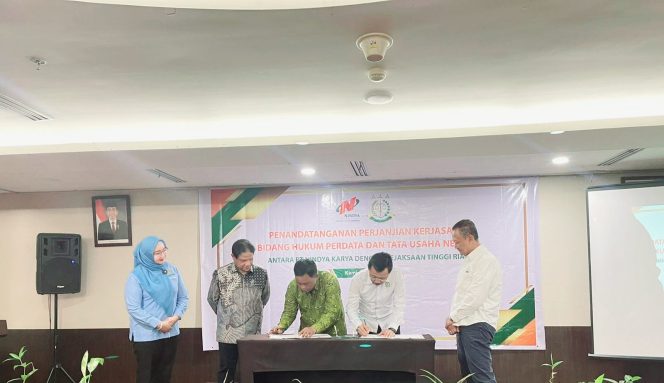 
					PENANDATANGAN NOTA KESEPAHAMAN DAN PERJANJIAN KERJASAMA (MOU) ANTARA KEJAKSAAN TINGGI RIAU DENGAN PT. NINDYA KARYA.