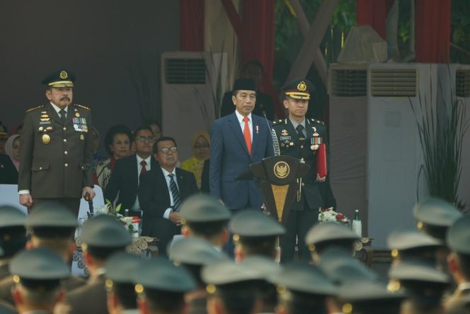 
					Presiden RI Joko Widodo memimpin Upacara Hari Bhakti Adhyaksa ke-63.