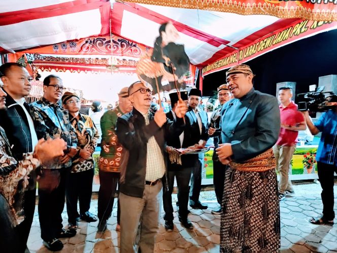 
					Sambut Muharram Datangkan Pewayang Nasional KI Tantut Susanto dan Gelar Tabligh Akbar, Pj Bupati Kampar Apresiasi Kades dan Masyarakat Sialang Kubang
