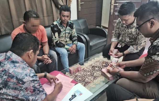 
					Kejaksaan Negeri Kampar melalui bidang Tindak Pidana Khusus menerima uang titipan pengembalian kerugian negara dalam perkara dana Bantuan Operasional Kesehatan (BOK) di di Puskesmas Kampar Kiri Hulu (KKH) 1 tahun 2016-2018.