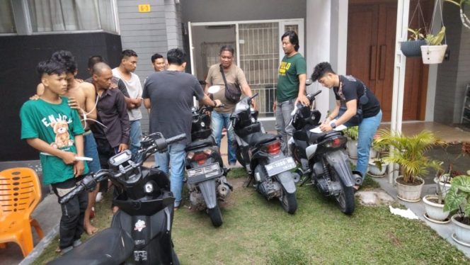 
					Enam pelaku pencurian sepeda motor (Curanmor) dan seorang penadahnya diamankan Tim Gabungan Resmob Jembalang Sat Reskrim Polresta Pekanbaru dan Tim Jatanras Polda Riau