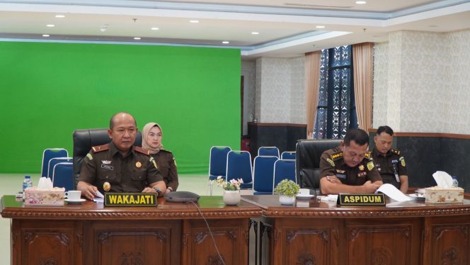 
					Ekspose Pengajuan Penghentian Penuntutan Berdasarkan Keadilan Restoratif dihadiri oleh Wakil Kepala Kejaksaan Tinggi Riau Hendrizal Husin, SH., MH dan Asisten Tindak Pidana Umum Kejaksaan Tinggi Riau Martinus, SH.
