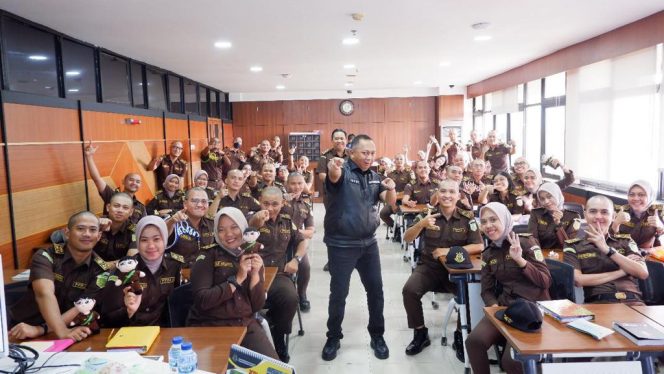 
					Kapuspenkum Kejagung dan peserta Pendidikan dan Pelatihan Pembentukan Jaksa (PPPJ) Kelas III Angkatan LXXX (80) Gelombang I Tahun 2023.