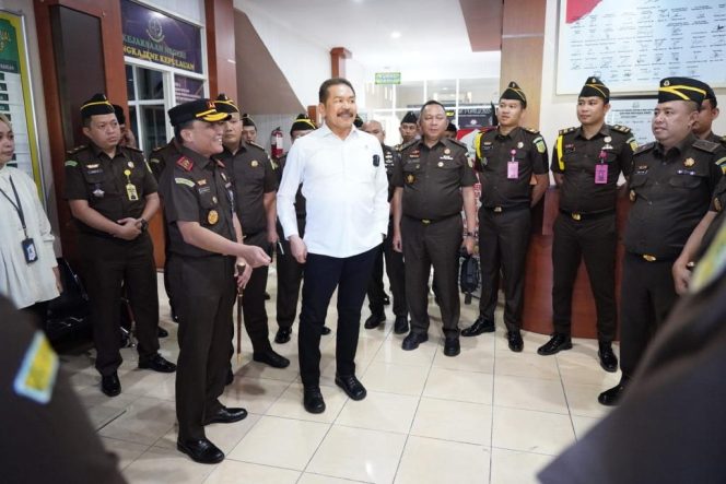 
					Jaksa Agung ST Burhanuddin memberikan pengarahan pada acara kunjungan kerja di daerah hukum Kejaksaan Tinggi Sulawesi Selatan.