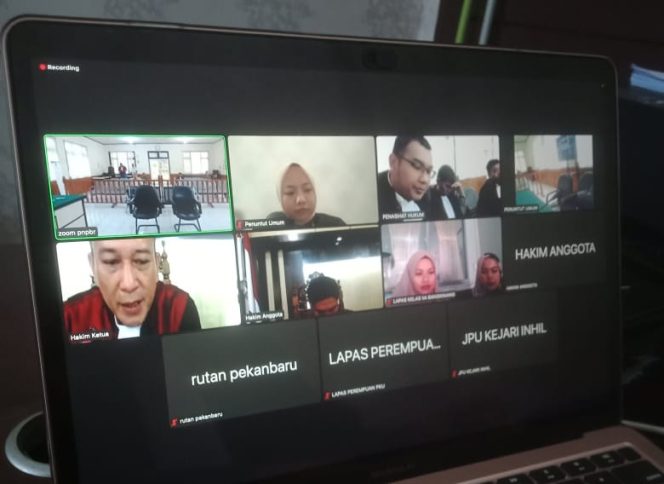 
					Sidang putusan tindak pidana korupsi pengelolaan dana Bantuan Operasional Kesehatan (BOK) Puskesmas Kampar Kiri Hulu I tahun 2016-2018 yang digelar secara virtual.