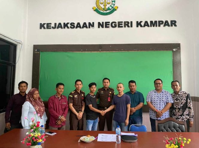 
					Kejaksaan Negeri (Kejari) Kampar berhasil melakukan restorative justice (RJ) terhadap perkara penganiayaan yang melibatkan anak di bawah umur.