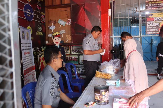 
					Petugas melakukan penggeledahan terhadap pengunjung Lapas Bangkinang.