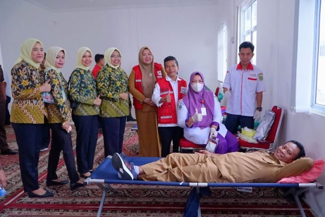 
					HUT HBA dan IAD, Wabup Rohil Ikuti Donor Darah