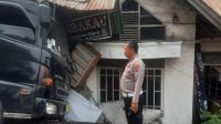 Truk Tabrak 2 Mobil dan 3 Rumah di Padang