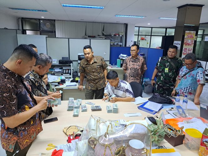 
					Tim Penyidik pada Direktorat Penyidikan Jaksa Agung Muda Bidang Tindak Pidana Khusus (Jampidsus) telah melakukan penggeledahan terhadap tiga tempat di Provinsi DKI Jakarta.