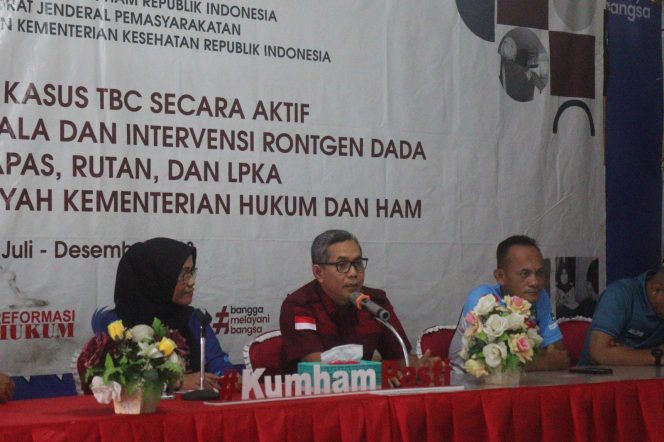 
					Kepala Bidan Pelayanan Tahanan Perawatan Kesehatan Rehabilitasi Pengelolaan Basan Baran dan Keamanan Kantor Wilayah Kementerian Hukum dan HAM Riau, Subagdo Wulandoro menghadiri langsung pembukaan kegiatan Penemuan Kasus TBC Secara Aktif Dengan Skrining Gejala dan Intervensi Rontgen Dada di Lembaga Pemasyarakatan Kelas IIA Bangkinang.