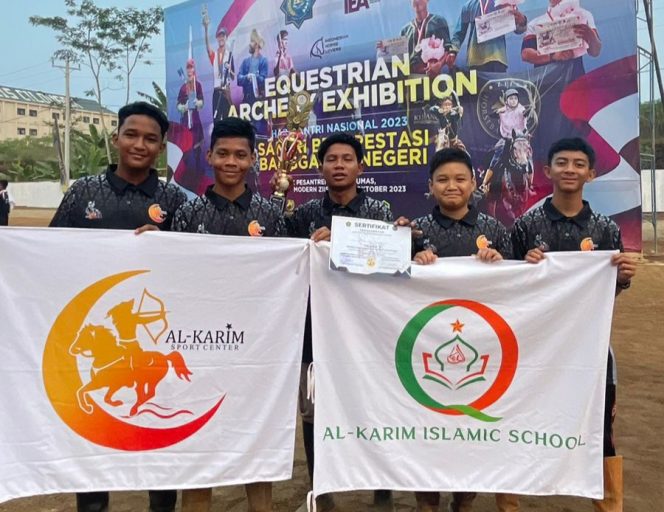 
					Lima santri SMP Tahfidz Al Karim Boarding School mengukuti event Equastrian Archery Exhibition digelar di Pondok Pesantren Modern ZIIS, Banyumas, Jawa Tengah.