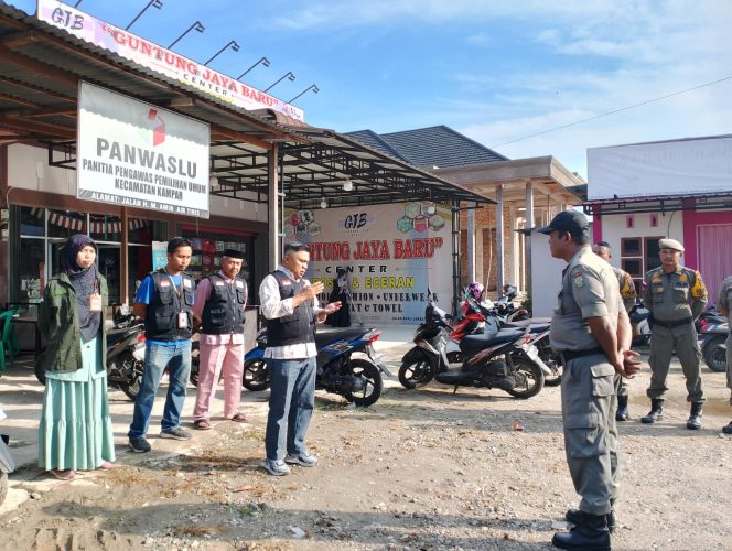 
					Panwaslu dan Satpol PP Kampar Tertibkan APK yang Langgar Aturan