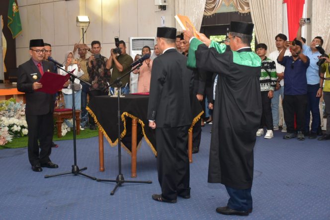 
					Pj Bupati Kampar, Muhammad Firdaus lantik Sekda Kampar, Hambali.