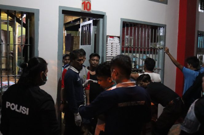 
					Kamar hunian napi Lapas Bangkinang Digeledah petugas gabungan.