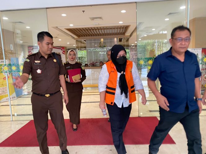 
					Kejaksaan Tinggi (Kejati) Riau menetapkan dua tersangka dalam kasus korupsi dana Badan Layanan Umum (BLU) Universitas Islam Negeri (UIN) Sultan Syarif Kasim Riau yahun 2019.