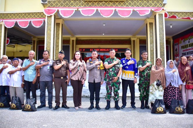 
					Pemda Bersama Polres Kampar Bagikan 1.500 Paket Sembako Untuk Masyarakat