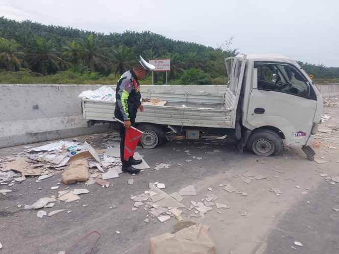 
					Kecelakaan Tunggal, Mobil Pickup Bermuatan Bahan Bangunan Pecah Ban di Tol Pekanbaru-Dumai