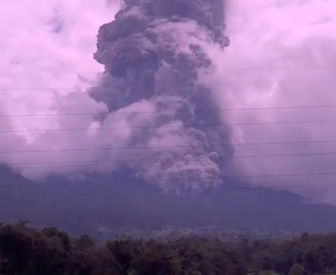 
					Gunung Marapi yang meletus Minggu (3/12/2023), sekitar pukul 14.55 WIB.