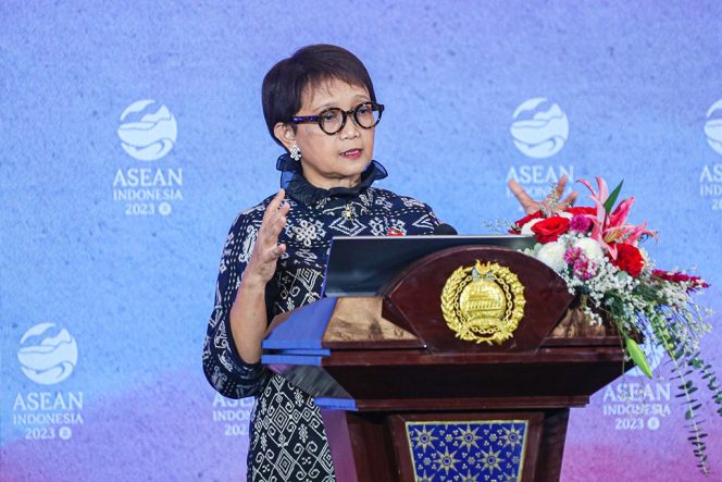 
					Menteri Luar Negeri RI Retno Marsudi memberikan keterangan kepada wartawan dalam konferensi pers usai Penutupan Pertemuan Menlu ASEAN (AMM) ke-56 di Jakarta, Jumat (14/7/2023).