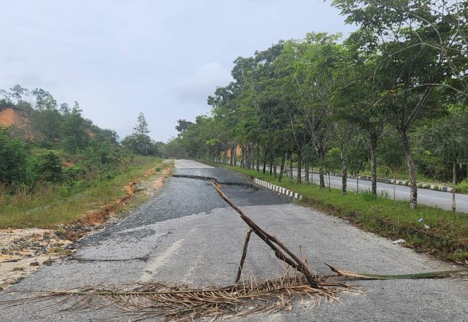 
					Kondisi Jalan Lingkar menju Kantor Bupati Kampar.
