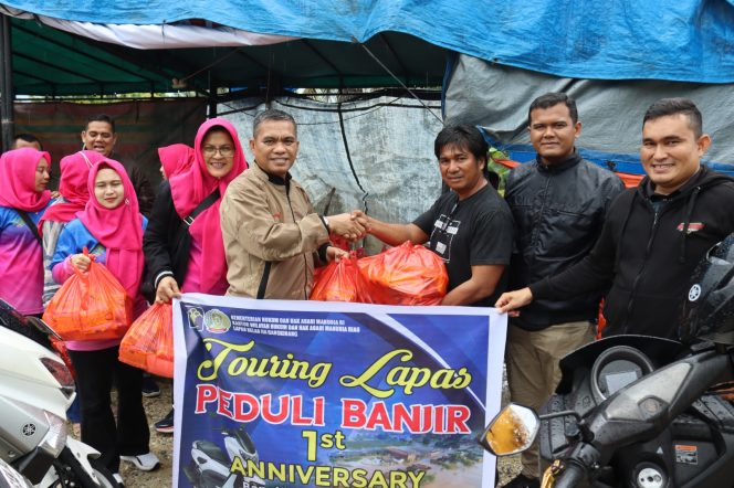 
					Komunitas Motor Lapas Bangkinang Bantu Korban Banjir