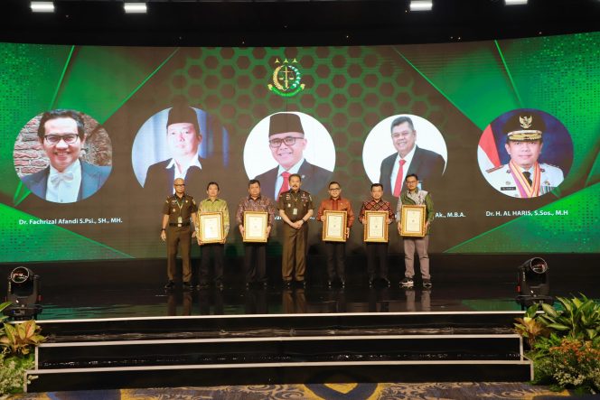 
					Berikut Daftar Penerima R Soeprapto Award Tahun 2024, Ada Gubernur Jambi