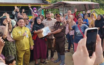 Sambutan Antusias Warga Saat Dapat Bantuan Dari Kejati Riau