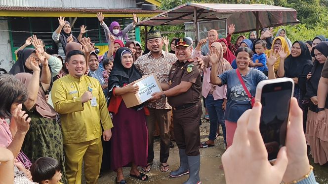 
					Sambutan Antusias Warga Saat Dapat Bantuan Dari Kejati Riau
