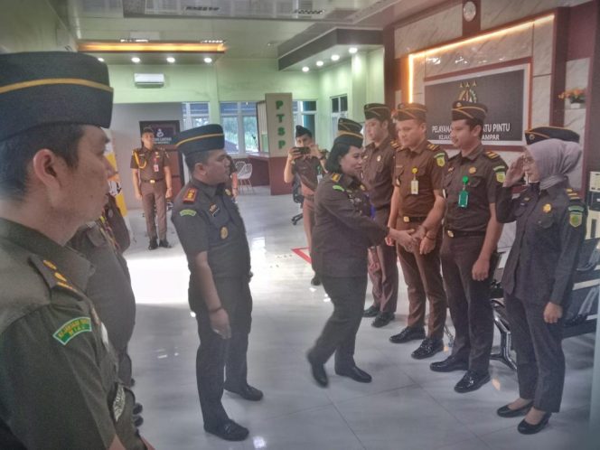 
					Asisten Pengawasan Kejaksaan Tinggi Riau Ayu Agung, S.H, S.Sos, M.H, M.Si (Han) melakukan Inspeksi Umum dan Khusus ke Kejaksaan Negeri Kampar.