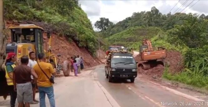 
					Sempat Tertimbun Longsor, Jalan Lintas Riau-Sumbar Sudah Bisa Dilalui