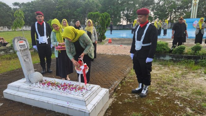 
					Kenang Jasa Pahlawan, Pipas Lapas Bangkinang Lakukan Ziarah dan Tabur Bunga