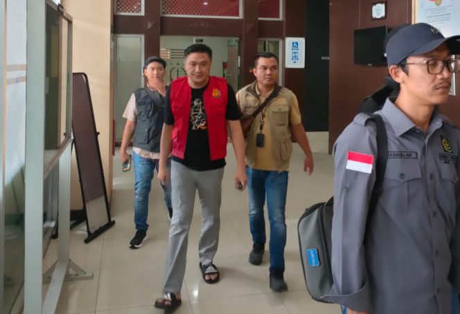 
					DPO Roland Yahya diamankan Tim Tabur Kejagung.