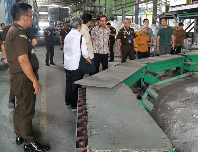 
					Komisi Kejaksaan Tinjau Sejumlah Lokasi Tambang Timah