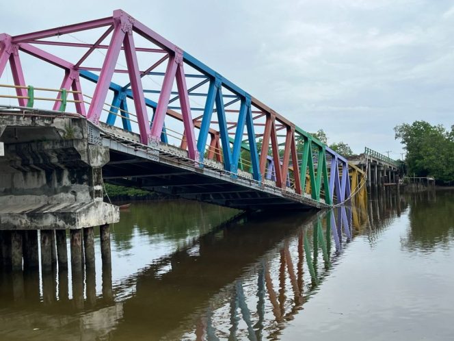 
					Jembatan di Tebingtinggi Meranti Ambruk