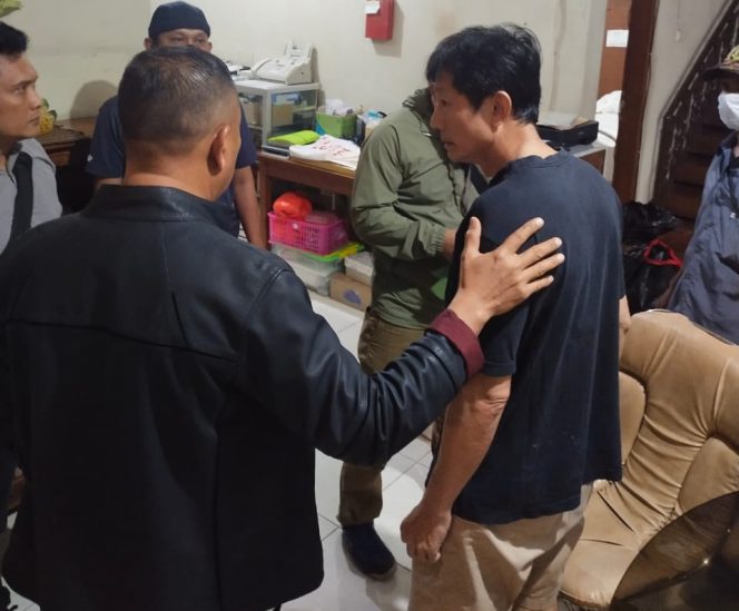 
					Terpidana Limantoro Santoso diamankan Tim Kejaksaan Agung (Foto: Istimewa)