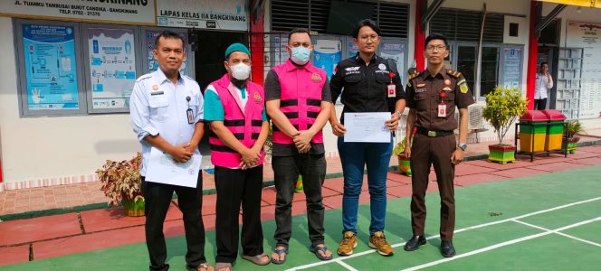 
					Tim jaksa eksekutor dari Kejari Kampar mengeksekusi tiga terpidana perkara pupuk bersubsidi (Foto: Istimewa)