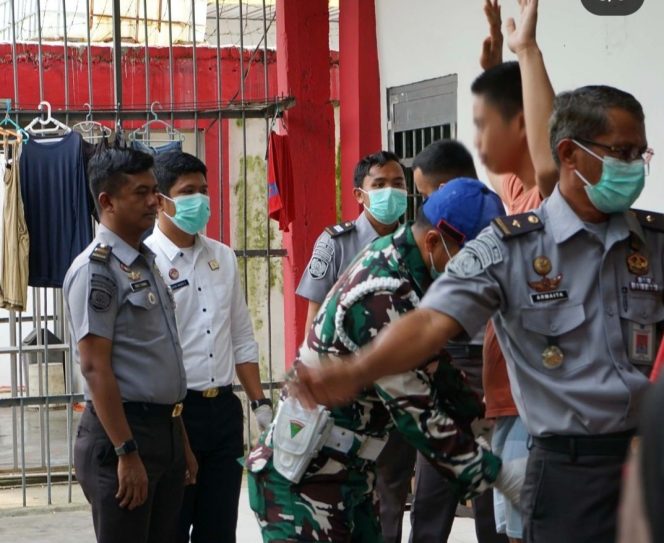
					Tim Gabungan geledah Warga Binaan Lapas Bangkinang (Foto: Istimewa)