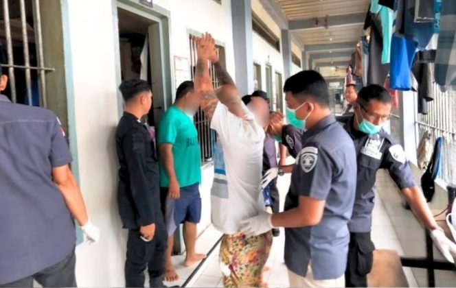 
					Petugas periksa warga binaan Lapas Bangkinang (Foto: Istimewa)